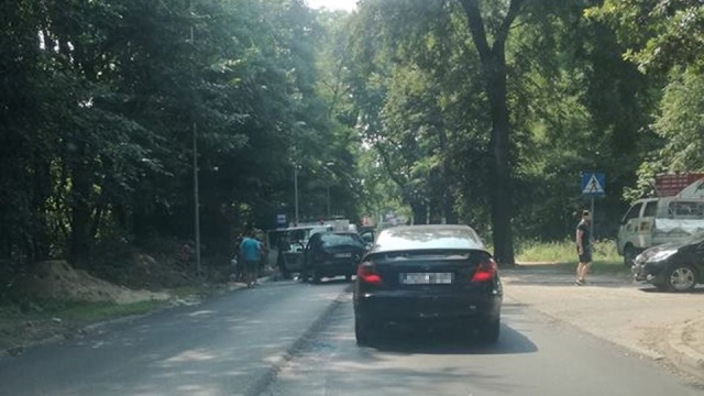 Na Batalionów Chłopskich w Szczecinie zderzyły się dwa samochody osobowe. Są utrudnienia na drodze.