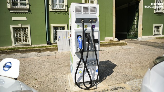 Elektryczne i hybrydowe samochody naładujemy w Szczecinie za darmo. Miasto uruchomiło właśnie trzy punkty z urządzeniami, które przekazują prąd.
