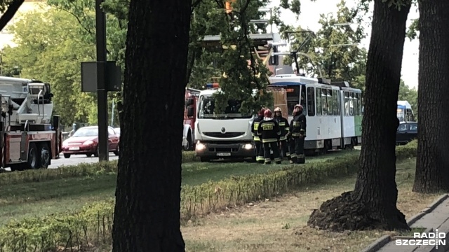 Konar drzewa spadł na trakcję tramwajową przy skrzyżowaniu alei Piastów z ulicą Narutowicza w Szczecinie. Do zdarzenia doszło w środę około godziny 16.30.