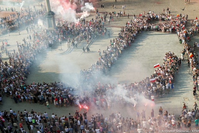 O godzinie 17 Warszawa zatrzymała się, by oddać hołd powstańcom. W godzinę W tysiące osób zebrały się w centrum stolicy, aby uczcić pamięć tych, którzy 74 lata temu ruszyli do walki.
