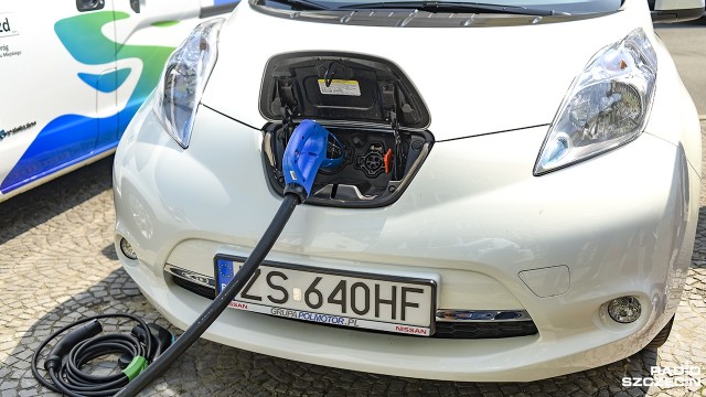 Setki stacji do ładowania elektrycznych aut powstaną w Szczecinie - zapowiada miasto. Działają już pierwsze punkty do ładowania przy ulicach: Felczaka, Klonowica oraz Przerwy-Tetmajera.