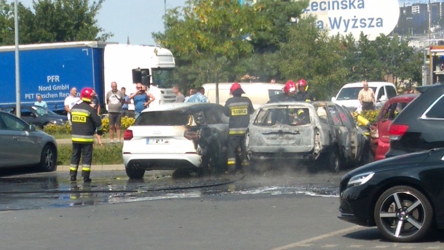 Trzy samochody osobowe spłonęły na parkingu przy Outlet Parku przy ulicy Struga w Szczecinie.