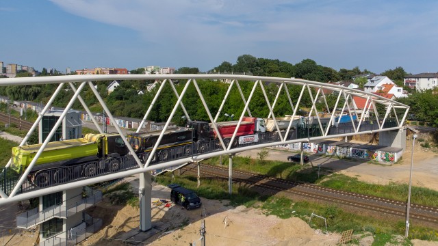 Pięć ciężarówek wjechało na nową kładkę pieszo-rowerową na szczecińskich Pomorzanach. To testy obciążeniowe konstrukcji, która połączy obie strony osiedla, a dokładnie ulicę Budziszyńską z ulicą Przy Ogrodach.
