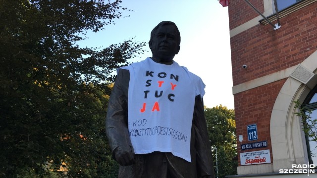 Kolejny raz nieznani sprawcy założyli koszulkę na pomnik prezydenta Lecha Kaczyńskiego w alei Wojska Polskiego w Szczecinie. Tym razem na białym t-shircie widnieją napisy: Konstytucja, KOD oraz Konstytucja jest stosowna.