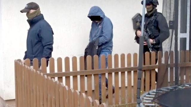 Pięć osób z Trójmiasta zostało zatrzymanych w związku z gigantycznym przemytem papierosów na terenie Unii Europejskiej. Chodzi o prawie dwa miliony paczek papierosów wartych kilkadziesiąt milionów złotych.