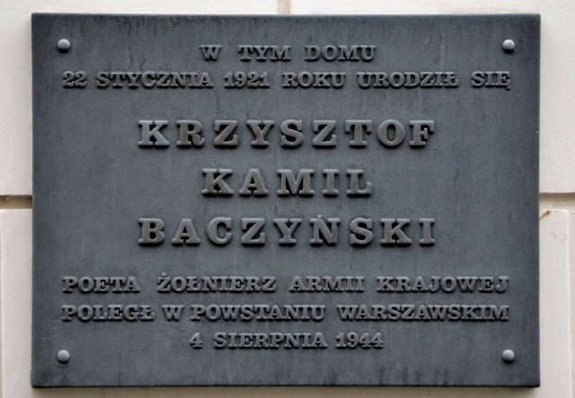 4 sierpnia 1944 roku w Powstaniu Warszawskim zginął poeta Krzysztof Kamil Baczyński, harcmistrz Szarych Szeregów, żołnierz batalionu Parasol. Był wybitnym poetą czasu wojny, podchorążym, żołnierzem Armii Krajowej, jednym z przedstawicieli pokolenia Kolumbów.