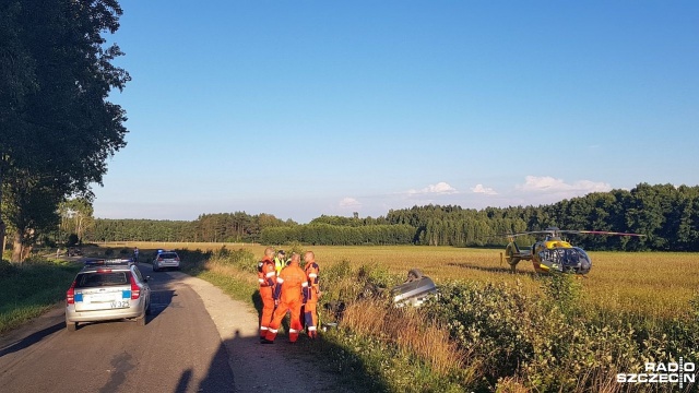 Tragiczny wypadek niedaleko Białogardu. W miejscowości Bukówko, z niewyjaśnionych przyczyn, dachował osobowy samochód. Na miejscu zginął kierowca.