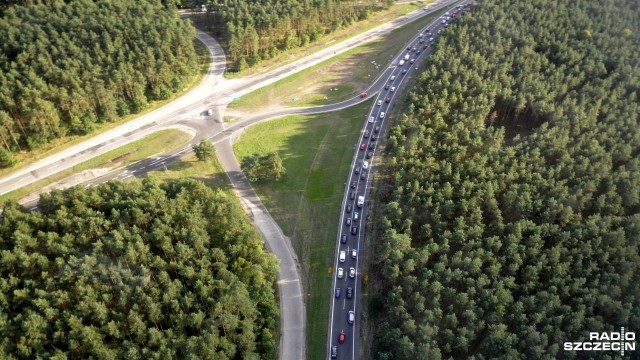 W ponad 5-kilometrowym korku utkną kierowcy podróżujący w kierunku Szczecina trasą S3 i remontowanym odcinkiem autostrady A6. Lepiej zjechać z S3 na stary przebieg ulicy Goleniowskiej, a po dotarciu do ronda - trzeba skręcić drugim zjazdem w prawo.