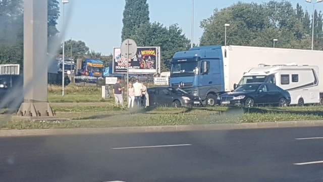Na ulicy Gdańskiej w pobliżu stacji Shella w kierunku Basenu Górniczego TIR uderzył w osobową Toyotę. Jedna osoba jest ranna. Nie ma już utrudnień dla kierowców.