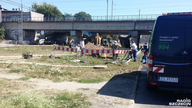 Uwaga kierowcy podróżujący w kierunku Turzyna ulicą 26 Kwietnia w Szczecinie. Przy wiadukcie kolejowym pękła rura.
