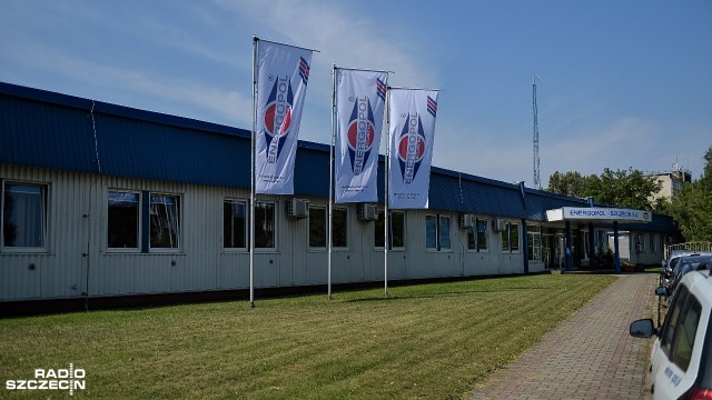 Przedsiębiorstwo z Kąt Wrocławskich złożyło wniosek o ogłoszenie upadłości szczecińskiej firmy budowlanej Energopol. Dokument czeka na rozpatrzenie przez sąd. Spółka Auris Rental domaga się od Energopolu zapłaty za dostarczone materiały w wysokości prawie 90 tysięcy złotych.