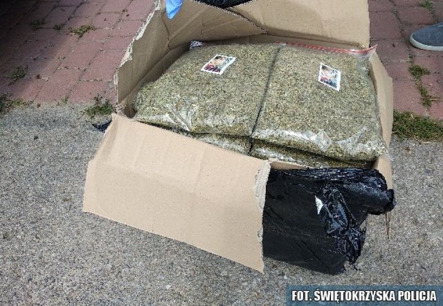 Ponad dwa kilogramy dopalaczy znaleźli policjanci w Ożarowie w województwie świętokrzyskim.