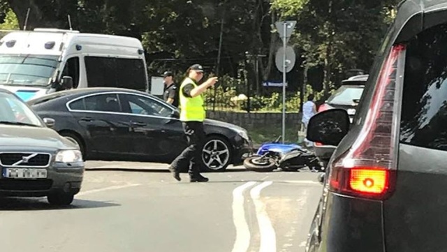 Potrąconemu w szczecińskich Zdrojach motocykliście nic poważnego się nie stało. Cały czas jednak pracują tam policjanci i trzeba się liczyć, że ulicą Walecznych w pobliżu mini ronda zupełnie płynnie nie da się przejechać.
