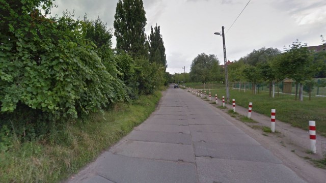 Ulica Kułakowskiego łącząca Warcisława z Wilczą w Szczecinie do przebudowy. Zamiast betonowych płyt będzie tam ułożony asfalt. Miasto rozstrzygnęło przetarg i wyłoniło wykonawcę.