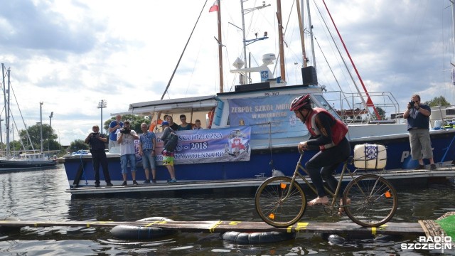 Wsiąść na rower i przejechać nim nieco ponad 20 metrów... Sprawa wydaje się prosta, ale gdy dodamy, że dystans należy pokonać po mokrej desce ułożonej na wodzie - zaczynają się trudności.