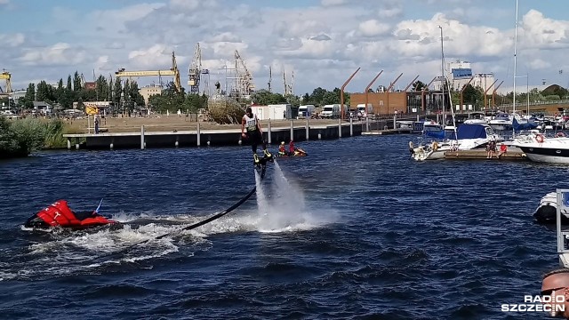 Setki mieszkańców Szczecina podziwia przy bulwarach popisy i akrobacje wodne w ramach Watershow 2018. W wydarzeniu biorą udział najlepsi zawodnicy z Polski i ze świata.