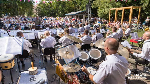 Orkiestra Wojskowa, chór i wspólne śpiewanie pieśni patriotycznych - tak wyglądała w niedzielę szczecińska Różanka. W samo południe rozpoczął się tam koncert rozpoczynający obchody Święta Wojska Polskiego, organizowany przez Dowództwo 12. Dywizji Zmechanizowanej.