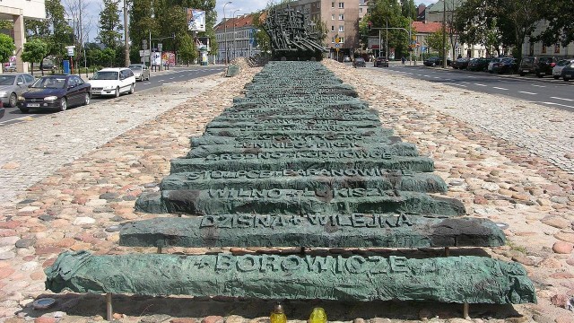 Polacy na Ukrainie pamiętają o ofiarach operacji polskiej NKWD sprzed ponad osiemdziesięciu lat. Na rozkaz sowieckich władz wymordowano wówczas ponad 100 tysięcy osób narodowości polskiej, kolejne dziesiątki tysięcy skazano na pobyt w łagrach oraz deportowano.