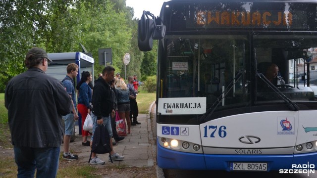 Ewakuacja mieszkańców i całkowite zamknięcie plaż w Kołobrzegu - około godziny 9 rozpoczęła się akcja wydobywania z wody trzech bomb znalezionych przy morskim brzegu na osiedlu Podczele.