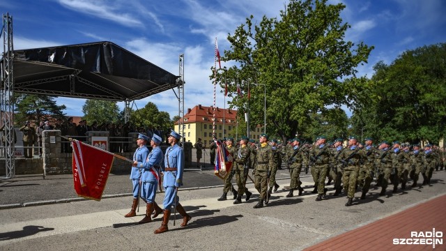 Uroczysty apel, defilada i złożenie kwiatów pod pomnikiem - tak wyglądały poniedziałkowe obchody 145. rocznicy urodzin generała broni Józefa Hallera.