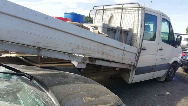 Autostrada A6 w kierunku Goleniowa jest częściowo zablokowana. W okolicach węzła Dąbie doszło do kolizji czterech samochodów.