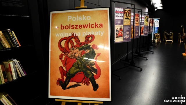 Polsko-bolszewicka wojna na plakaty - to tytuł wystawy, którą będzie można zobaczyć w Centrum Dialogu Przełomy. Ekspozycja pokazuje wydawane podczas wojny w 1920 roku plakaty propagandowe, które miały mobilizować do walki z bolszewikami.