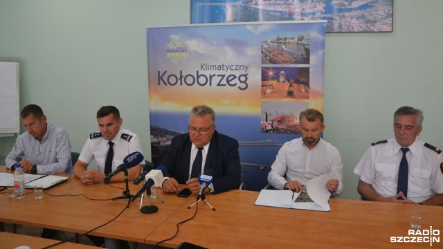 W Kołobrzegu podsumowano poniedziałkową akcję wydobycia z morza trzech bomb z czasu II wojny światowej. Konieczna była ewakuacja. Łącznie swoje mieszkania i ośrodki musiało opuścić ponad dwa tysiące osób.