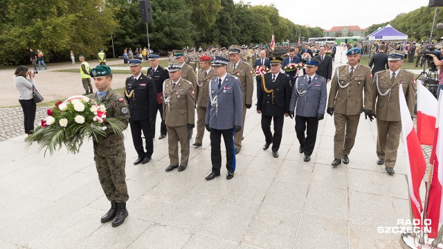Żołnierze, przedstawiciele władz i mieszkańcy Szczecin uczcili zbliżające się Święto Wojska Polskiego. Przed Pomnikiem Czynu Polaków odbył się uroczysty apel.