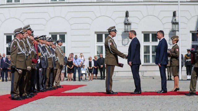 W Święto Wojska Polskiego prezydent Andrzej Duda podziękował żołnierzom za ich służbę.