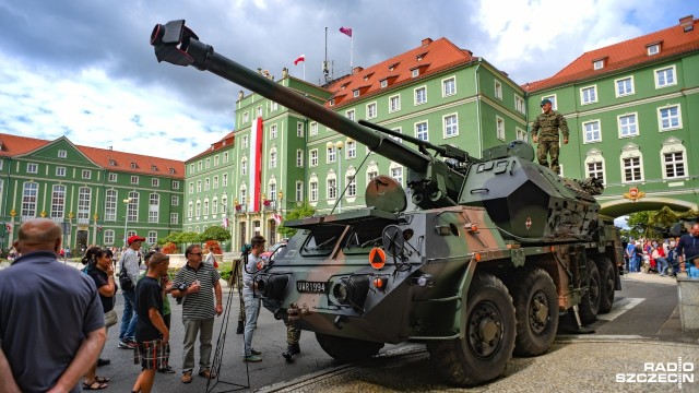 Z okazji obchodów Święta Wojska Polskiego przed szczecińskim Urzędem Miasta można zobaczyć sprzęt wojskowy albo zjeść wojskową grochówkę.