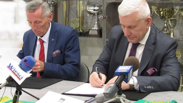 Grupa Azoty została sponsorem strategicznym Klubu Piłkarskiego Chemik Police. Zawarta w czwartek umowa będzie obowiązywać do końca czerwca 2019 roku.