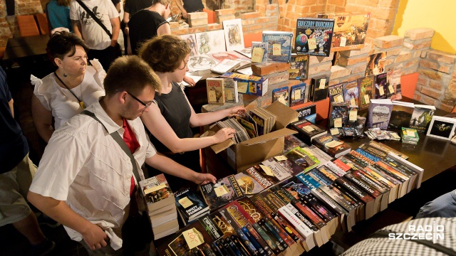 Miecze, zbroje, gry planszowe czy rękodzieło, czyli gratka dla fanów fantasy. Do godziny 16 w Pubie Exp w Szczecinie trwa 2. Bazar Fantastyczny.