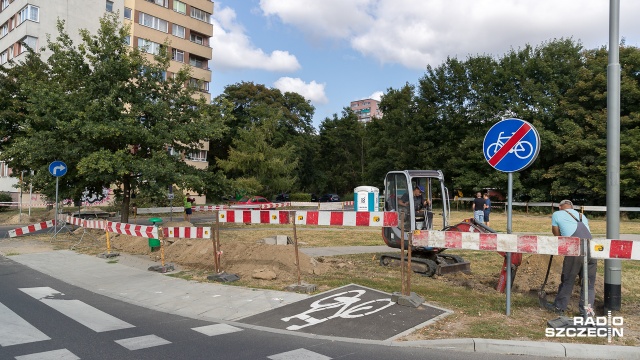 33 nowe miejsca parkingowe, w tym 3 dla niepełnosprawnych, powstają w okolicach ulic Dembowskiego i Rynkowej w Szczecinie. Prace rozpoczęły się kilka dni temu i potrwają do końca listopada.