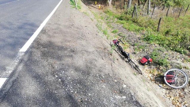 Wyprawa rowerowa Roberta Ćwiklińskiego zagrożona. To kibic z Opola, który jedzie szlakiem polskich klubów sportowych, zbierając koszulki i pamiątki, które wystawia na internetowe aukcje. Między innymi w ten sposób zbiera pieniądze na remont Domu Dziecka w Szklarskiej Porębie. W ubiegłym tygodniu dojechał do Szczecina. W poniedziałek, pod Głogowem rozpędzony tir zepchnął go do rowu.
