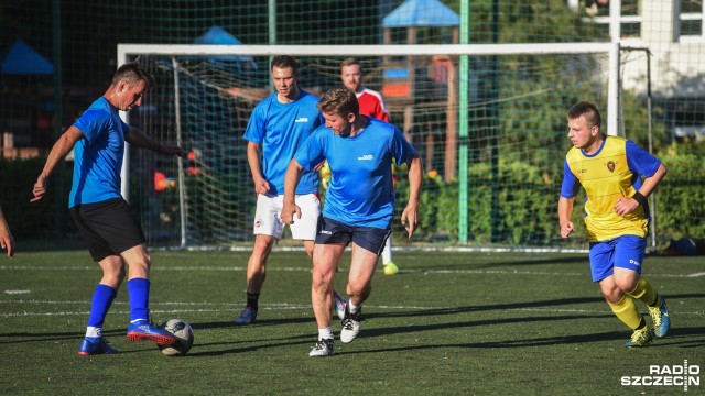 Dziennikarze Radia Szczecin zagrają charytatywny mecz z biurem prasowym Pogoni Szczecin. Cel to wsparcie akcji 039039kibicowska wyprawa039039 Roberta Ćwiklińskiego. Każdy z zawodników grających w meczu wpłaca wpisowe, które trafi do Ćwiklińskiego.