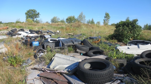 Na jednej z działek, w Czarnej Łące, w gminie Goleniów od dwóch lat piętrzą się sterty niebezpiecznych śmieci - urzędnicy jednak są bezradni. Na terenie nieruchomości są pozostałości po rozbiórce samochodów, głównie plastikowe elementy wyposażenia, karoserii czy stare opony.