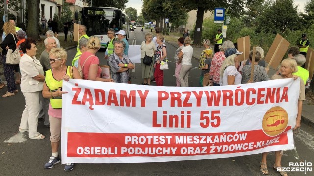 Kilkudziesięciu mieszkańców osiedli Podjuchy, Klucz i Żydowce zablokowało ruch na ulicy. Właśnie kończy się protest inicjatywy Żądamy lepszego transportu dla Prawobrzeża. Protestujący zablokowali jezdnię, żeby pokazać swoje niezadowolenie na decyzję Zarządu Dróg i Transportu Miejskiego w sprawie skrócenia trasy linii autobusowej numer 55.