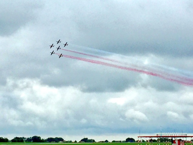 Przelotem samolotów historycznych i śmigłowców rozpoczął się w Radomiu drugi dzień Międzynarodowych Pokazów Lotniczych Air Show 2017.