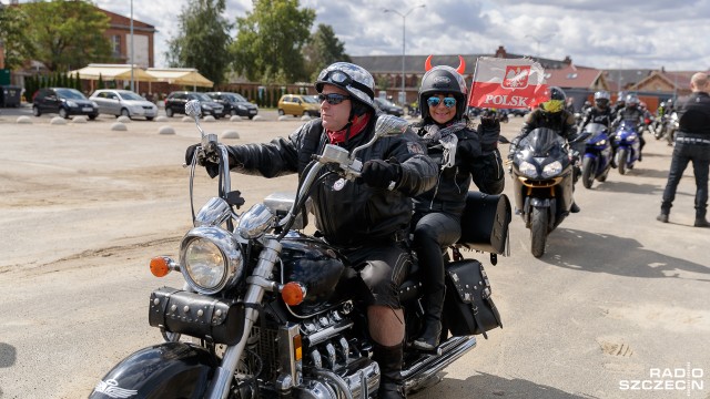 Hondy, Suzuki i Harleye. Ponad 300 motocykli przejechało ulicami Szczecina. To parada w ramach kampanii Nie bądź pierwszy po tamtej stronie. Kieruj się życiem.