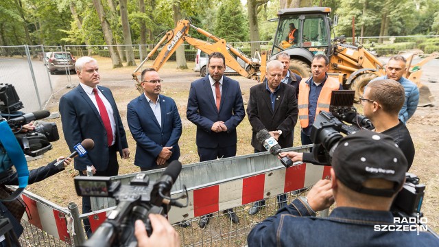 Dach spalonego domu a obok przydrożna kapliczka - tak będzie wyglądał pomnik Pamięci Ofiar nacjonalistów ukraińskich w latach 1939-1947. Monument stanie na Cmentarzu Centralnym w Szczecinie. Właśnie ruszyła jego budowa.