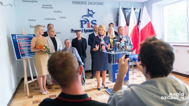 Wylicza błędy Platformy Obywatelskiej w sejmiku i prosi wyborców o poparcie kandydata na prezydenta Szczecina Bartłomieja Sochańskiego z Prawa i Sprawiedliwości. Małgorzata Jacyna-Witt startuje z kampanią wyborczą. Dotychczasowa szczecińska radna będzie numerem 1 do Sejmiku Województwa Zachodniopomorskiego na liście Prawa i Sprawiedliwości.