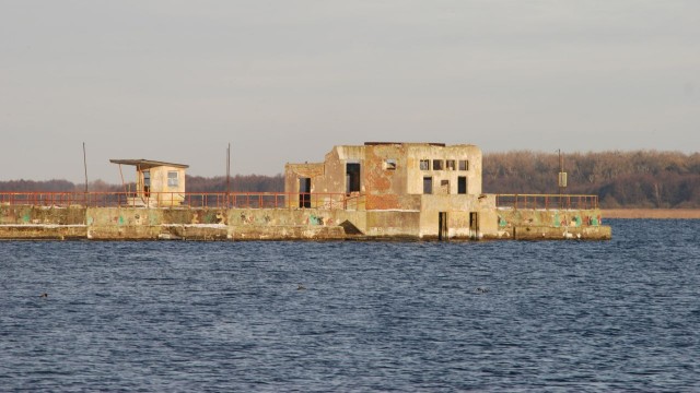 Stara, obecnie zrujnowana torpedownia nad jeziorem Miedwie kryje w sobie jeszcze wiele tajemnic. Dlatego kilka muzeów z województwa zachodniopomorskiego oraz Pomorski Uniwersytet Medyczny rozpoczynają pracę nad projektem Jezioro Miedwie. W ramach współpracy naukowcy chcą zbadać dno jeziora i sprawdzić co pozostało po niemieckim zakładzie torpedowym.