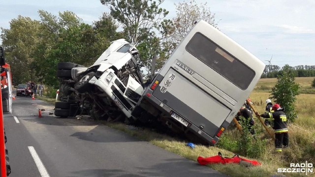 Autobus zderzył się z ciężarówką na drodze wojewódzkiej numer 163, w okolicach miejscowości Wrzosowo, w powiecie kołobrzeskim. Do zdarzenia doszło tuż przed godziną 14. W miejscu tym samochody nadal kierowane są objazdami.