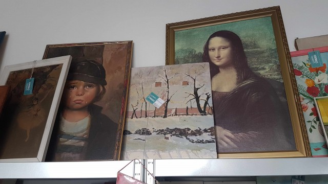 Maszyna do pisania, PRL-owskie krzesła, zabawki, rowery, obrazy czy płyty winylowe - po raz dwunasty otwarta zostanie w środę galeria Szpargałek w Szczecinie.