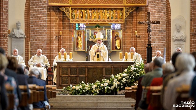 Podpisanie porozumień sierpniowych w Szczecinie i Gdańsku były dokumentami jak Konstytucja dla pokoleń - powiedział abp Andrzej Dzięga podczas uroczystej mszy świętej w katedrze. Metropolita szczecińsko-kamieński przewodniczył liturgii rozpoczynającej obchody 38. rocznicy podpisania Porozumień Sierpniowych w Szczecinie.