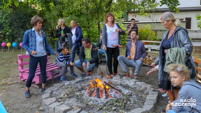 Były dmuchane zamki, wata cukrowa, food trucki, wspólne ognisko i gra w spikeball. A co najważniejsze nie zabrakło też dobrej muzyki i kontaktu ze sztuką. W ogrodzie szczecińskiego Inkubatora Kultury odbył się miejski piknik.