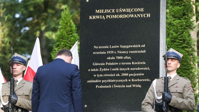 Andrzej Duda oddał hołd ofiarom hitlerowców. W Lesie Szpęgawskim prezydent złożył kwiaty na zbiorowych grobach pomordowanych przez Niemców na Kociewiu.