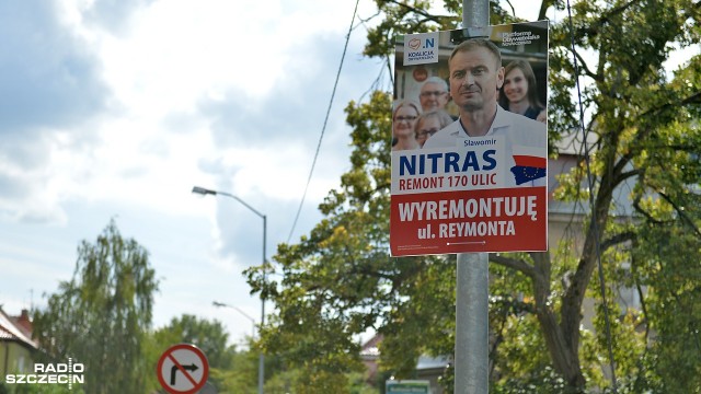 Nielegalne plakaty wyborcze Sławomira Nitrasa na latarniach. Szczeciński Zarząd Dróg i Transportu Miejskiego informuje, że naliczy kary, bo kandydat Platformy Obywatelskiej i Nowoczesnej nie miał zgody na zajęcie pasa drogowego.