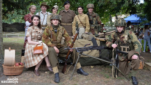 Gry i zabawy dla dzieci, prezentacja sprzętu militarnego i słodkości. W gryfińskim Pałacyku pod Lwami dobiega końca piknik rodzinny 039039Historia jest wśród nas039039.