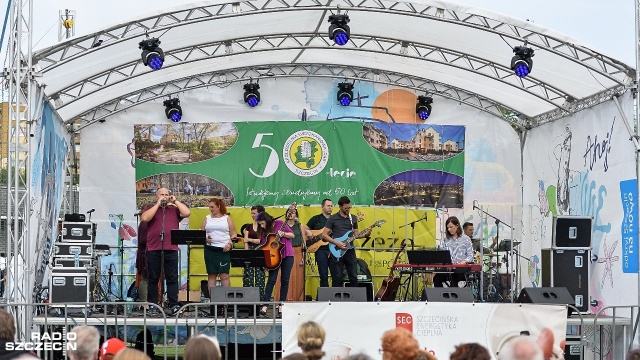 Setki mieszkańców osiedla Bukowego wzięło udział w festynie podczas, którego wystąpił zespół niemaGOtu i Eleni. Imprezę zorganizowała parafia p.w. Chrystusa Dobrego Pasterza.